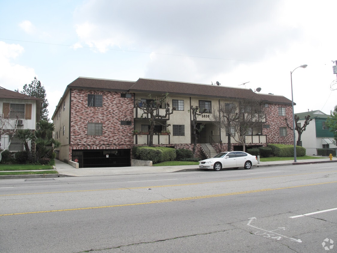 Primary Photo - 5838 Whitsett Ave