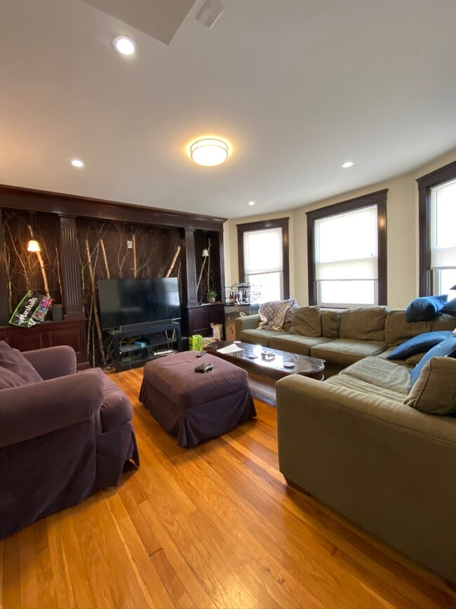 Building Photo - 28 Clay St