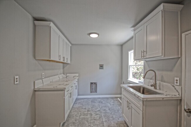 Foto del edificio - Incredibly Charming & Bright 3BR2BA Home w...