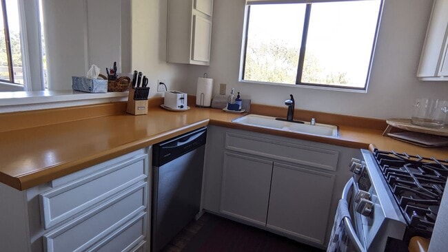 Building Photo - 5519 Sunbury Ave