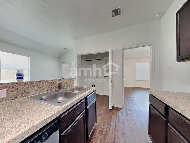 Foto del edificio - 6031 Brenwood Trails Ln
