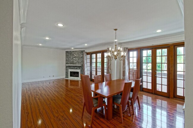 Foto del edificio - NICELY REMODELED, 2BR2.5BA, 1700 SQ FT CON...