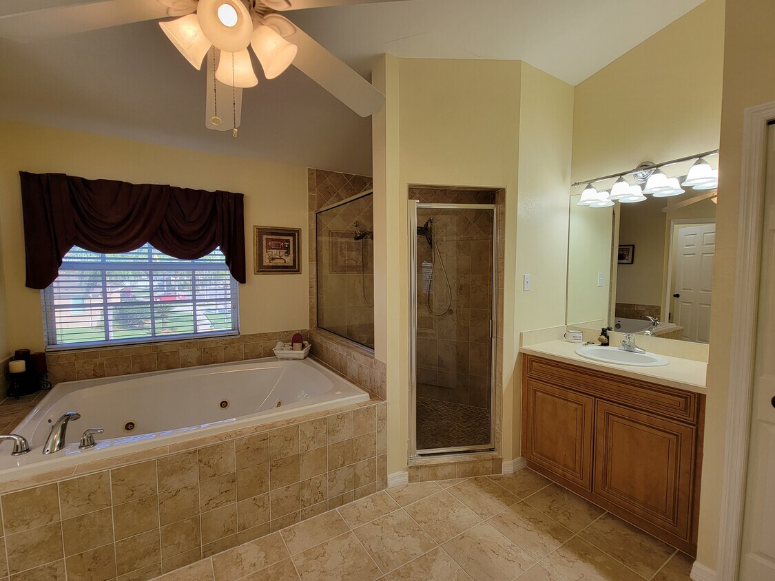 Primary Photo - 10102 Vista Pointe Dr
