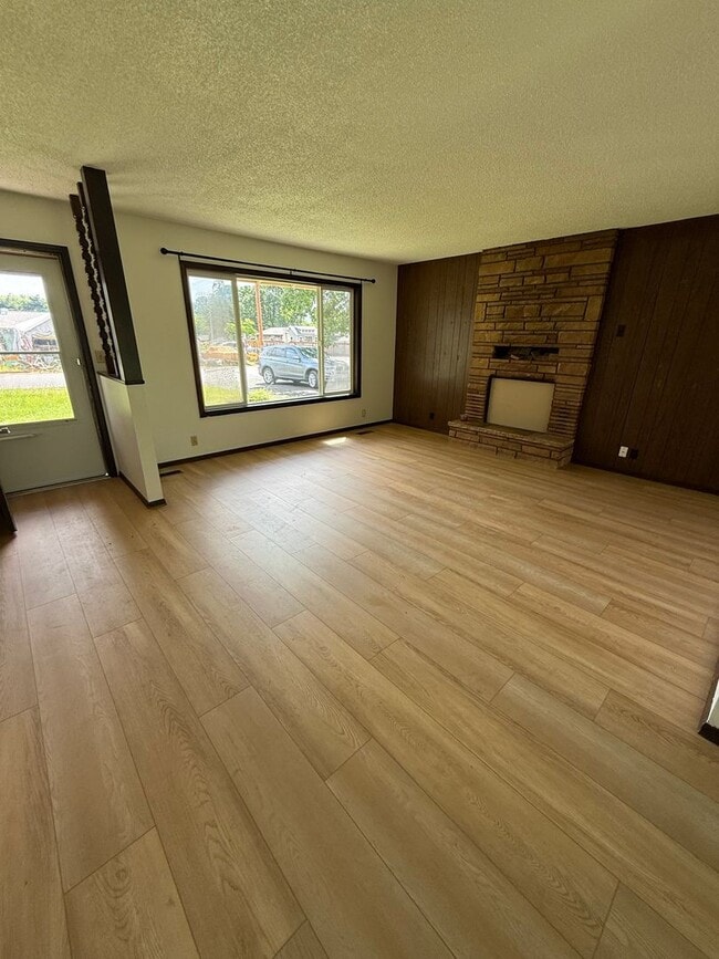 Building Photo - Cute 2 bedroom w/big garage!