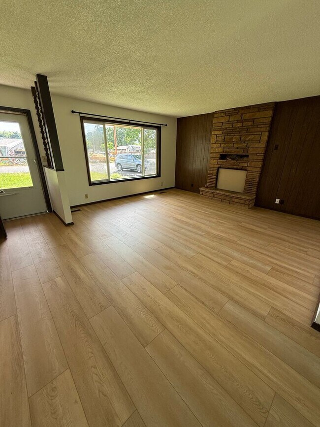 Foto del edificio - Cute 2 bedroom w/big garage!