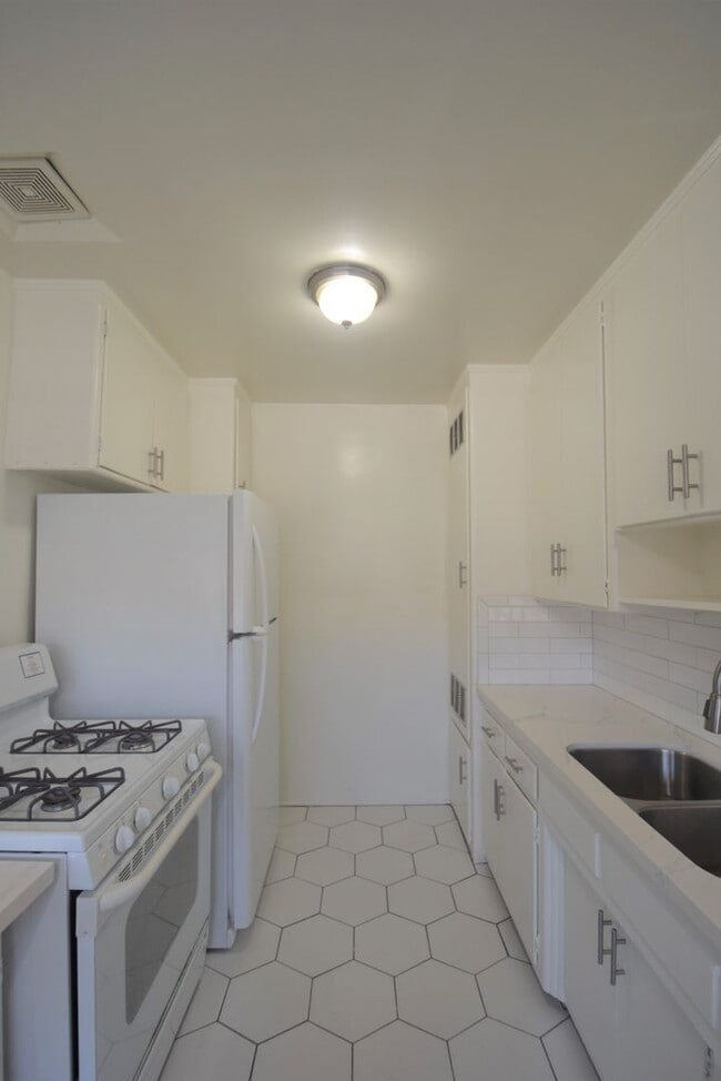 Building Photo - 10924 Camarillo St