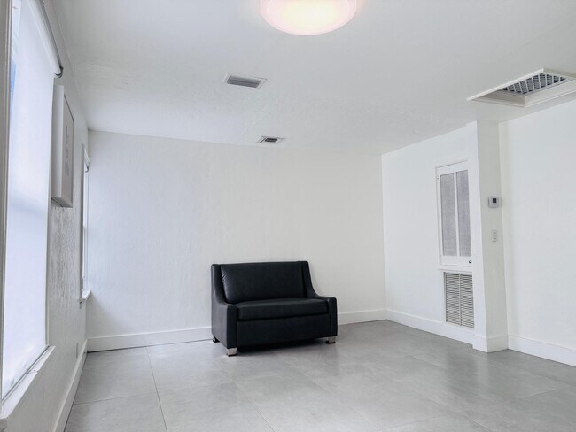 Foto del edificio - 1021 NE 33rd St