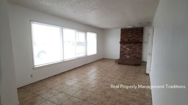 Building Photo - Quaint - Lake LA Home