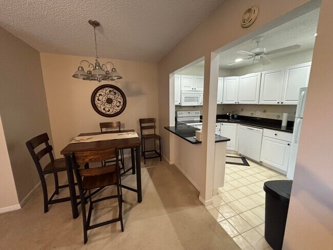 Foto del edificio - 335 Knotty Pine Cir