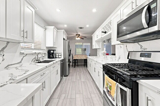 Foto del edificio - Charming 3-Bed with Gleaming Hardwood Floors