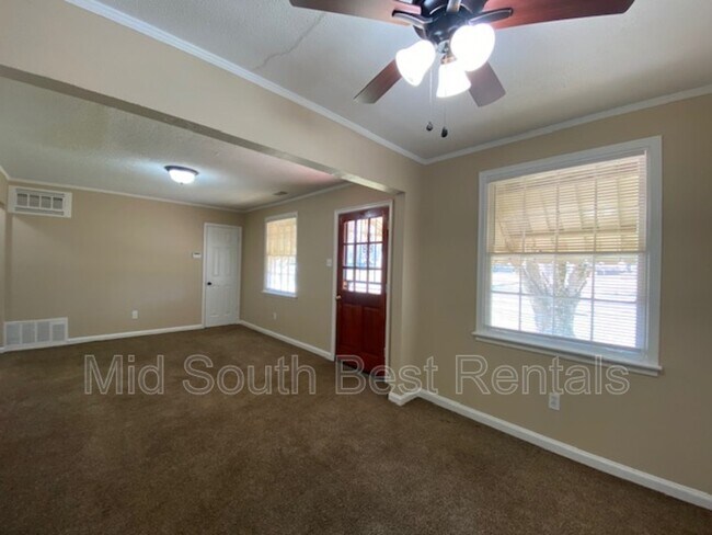 Building Photo - 1458 Russwood Rd