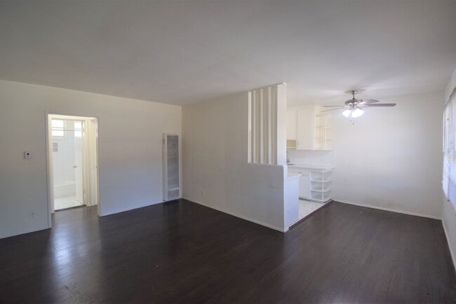 Building Photo - 10924 Camarillo St