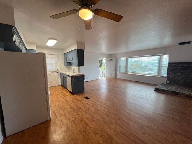 Foto del edificio - 1234 Bolton Dr