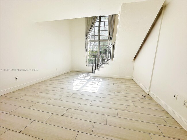 Foto del edificio - 10901 N Kendall Dr