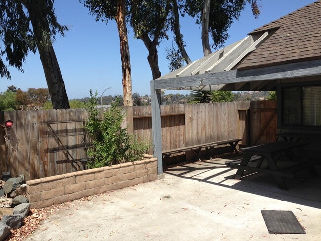 Building Photo - 4500 Villas Dr