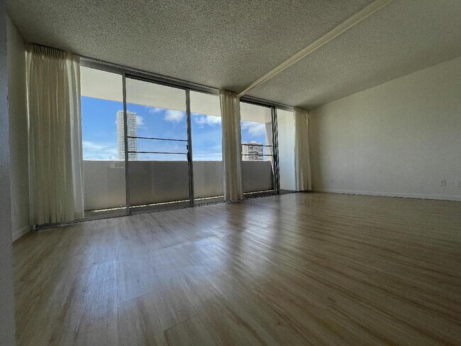 Foto del edificio - To register for the showing time below, no...