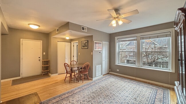 Foto del edificio - 4240 N Clarendon Ave