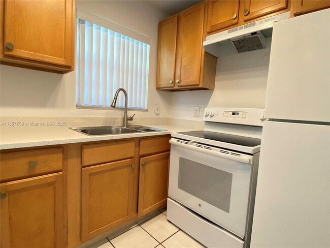 Building Photo - 1638 Embassy Dr