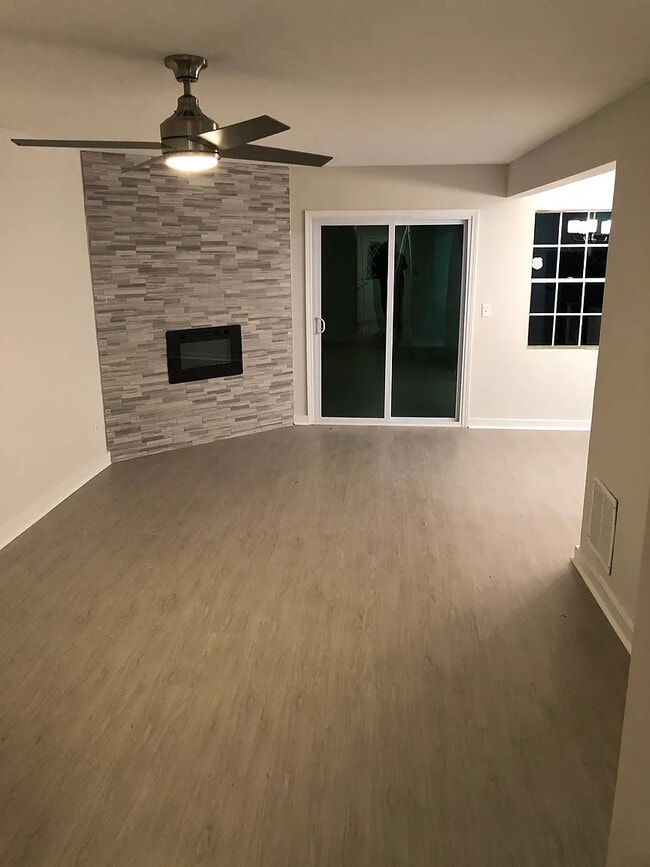 Building Photo - Room in Townhome on Pine Tree Trail