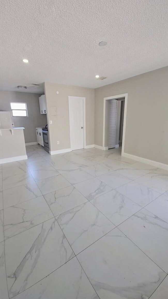 Building Photo - 616 NW 5th Ave