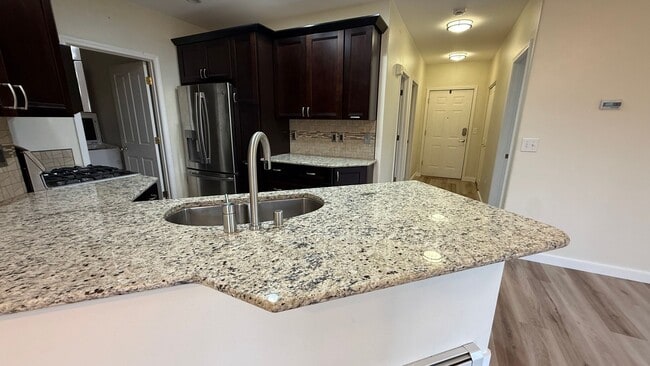 Foto del edificio - Major Updates! Raised Ranch Style Condo wi...