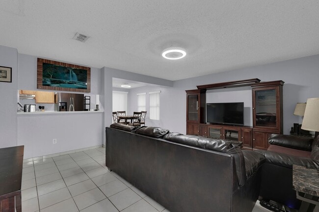 Foto del edificio - FULLY FURNISHED! ALL APPLIANCES INCLUDED!