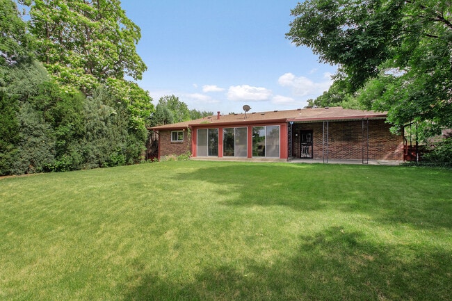 Building Photo - 6741 E La Salle Pl