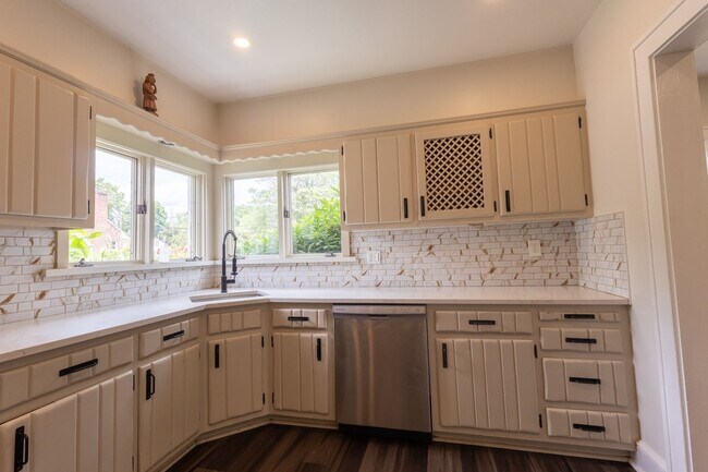 Foto del edificio - Spacious 3-bedroom, 2-bathroom (Full House...