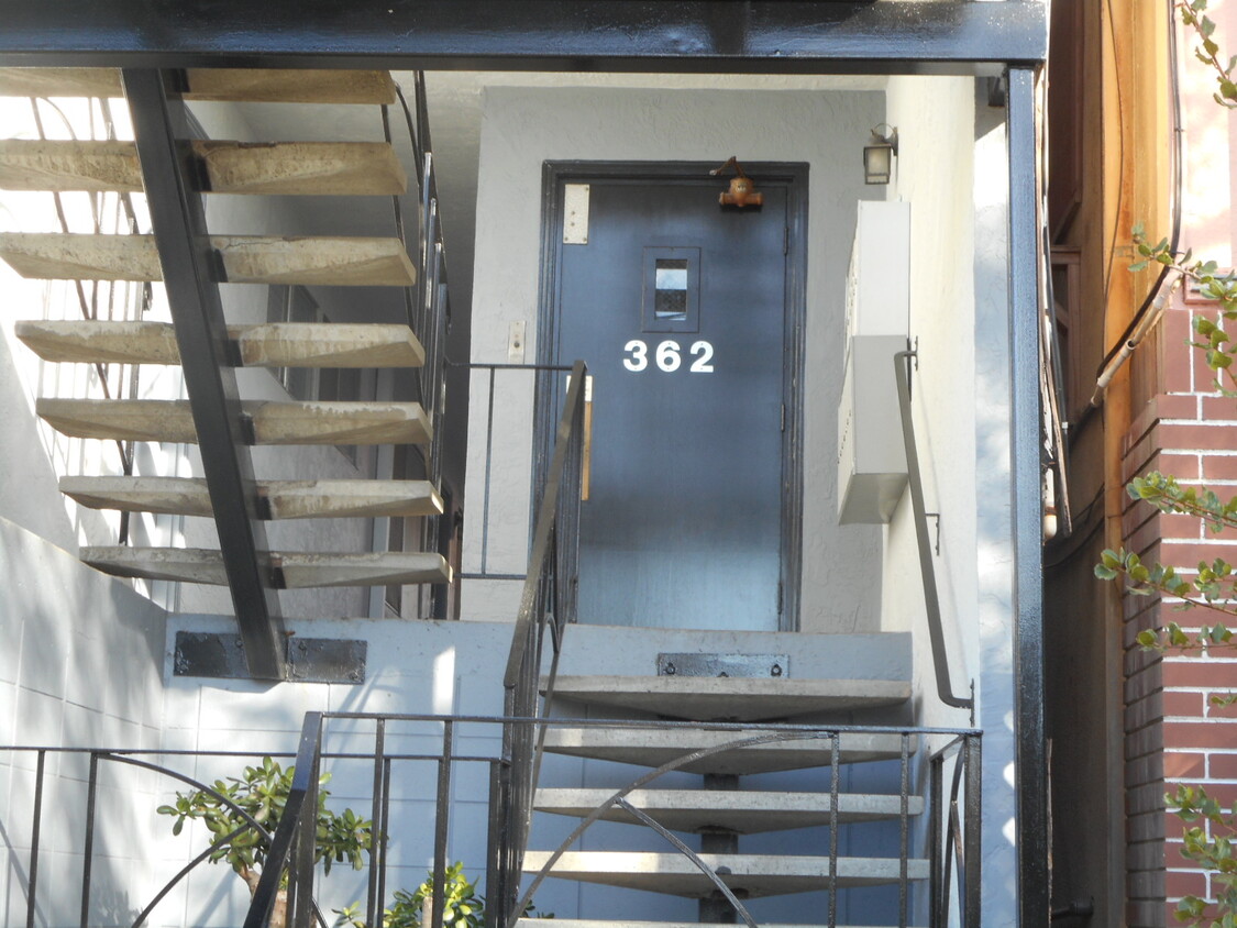 Building Photo - 362 Belmont St