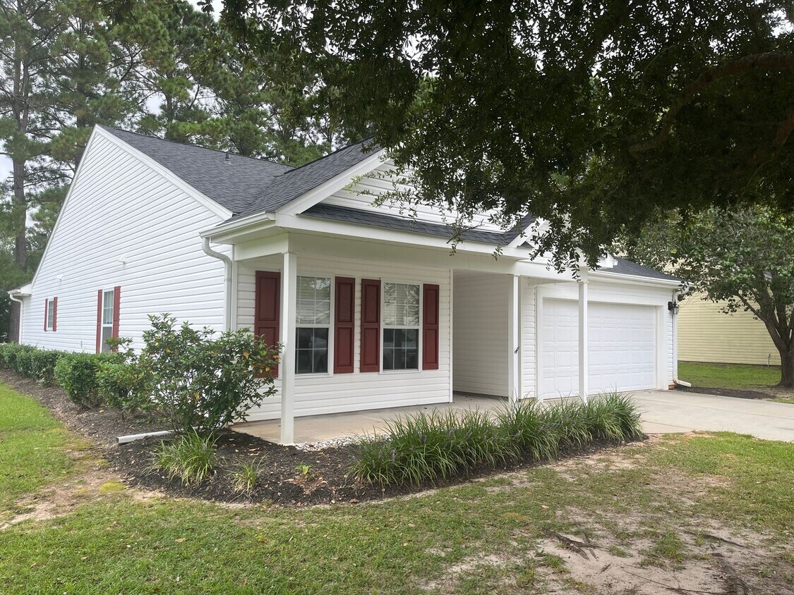 Foto principal - Beautiful, Spacious Three Bedroom, Two Bat...