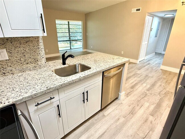 Foto del edificio - 9719 Hammocks Blvd