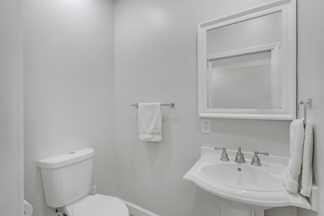 Foto del edificio - 718 N Elm Dr
