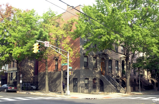 Building Photo - 305 Varick St