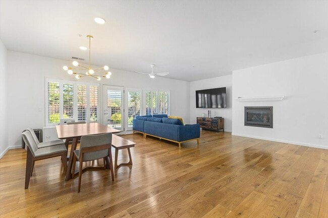 Foto del edificio - 302 Laurel Ct