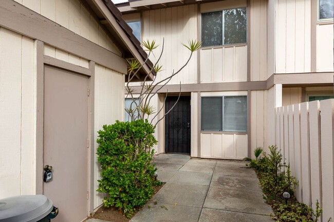 Foto del edificio - 3 bed, 2 bth, TOWNHOME in RANCHO BERNARDO