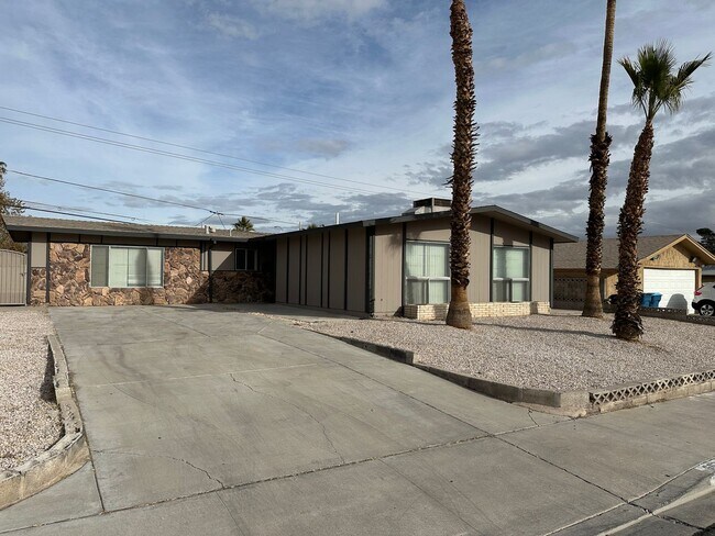 Building Photo - Great Single Story ready for move in