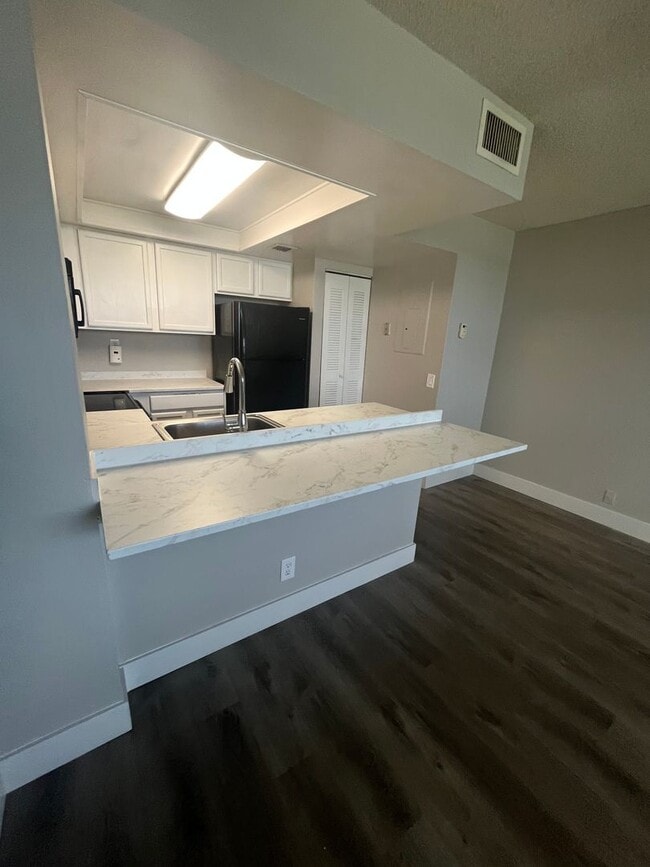 Photo - ONE BEDROOM ONE BATHROOM!! With LAKEVIEW! Apartment