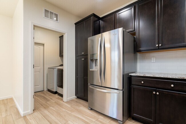 Foto del edificio - 3224 DOREST ST  3 BEDROOM 2 BATHROOM HOME  SOLAR  TULARE
