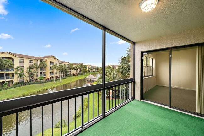 Building Photo - 700 Uno Lago Dr