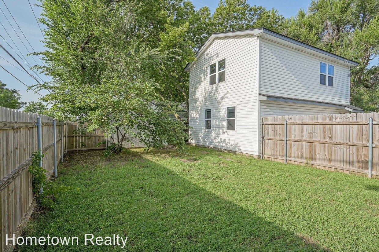 Primary Photo - 2 br, 1.5 bath House - 135.5 E Himes Street