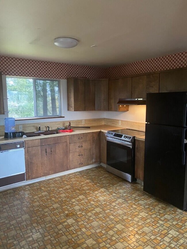 Building Photo - Cottage Style Home Nestled in the Trees!!!...