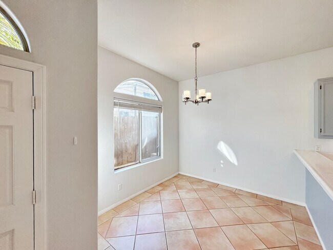 Building Photo - Beautiful 3BD/2.5BA W/ Attached Garage and In-Unit Laundry in Pacific Beach!