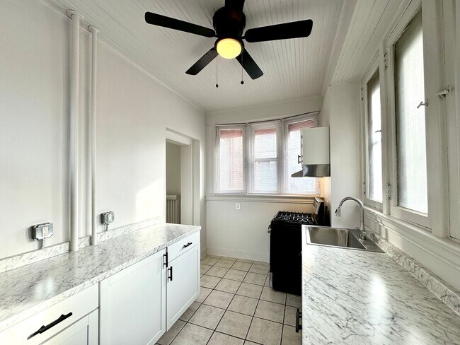 Foto del edificio - 301 W McMillan St