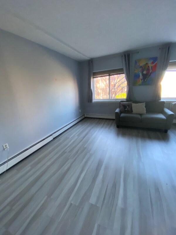 Building Photo - 838 Pelhamdale Ave