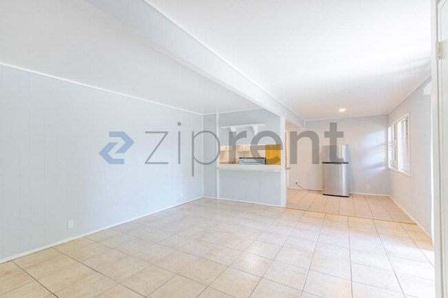 Building Photo - Unit