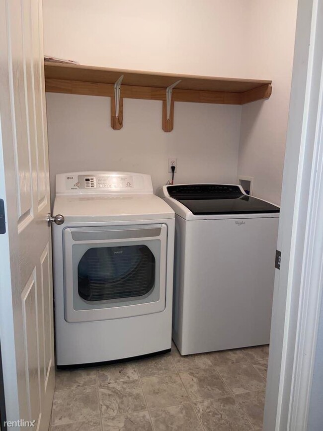 Foto del edificio - 3 br, 0.5 bath Townhome - 8448 Sara Lynn Pl
