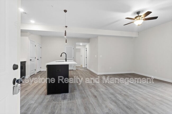 Foto del edificio - 229 B-212 E. Johnson Circle