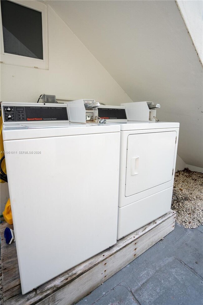 Foto del edificio - 8330 Byron Ave