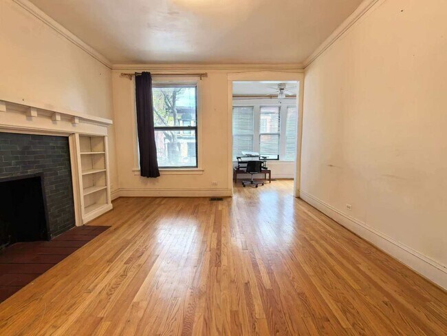 Foto del edificio - 651 E 50th Pl