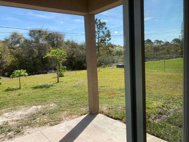 Building Photo - 863 Carlyle Ave